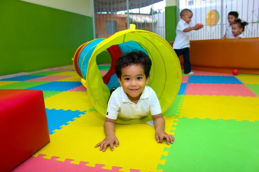 Psicomotricità, bambini che passano nel tubo