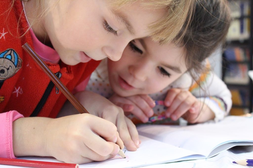 ADHD costante disattenzione e difficoltà di concentrazione unita ad iperattività motoria